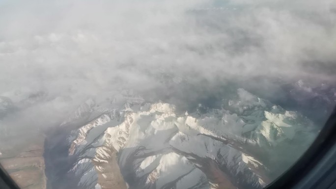 飞机窗外风景、飞机上看新疆天山