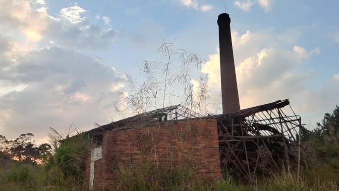 郊外景象荒凉的厂房废旧工厂倒闭的工厂烟囱