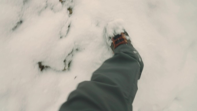 一个人在雪地里行走