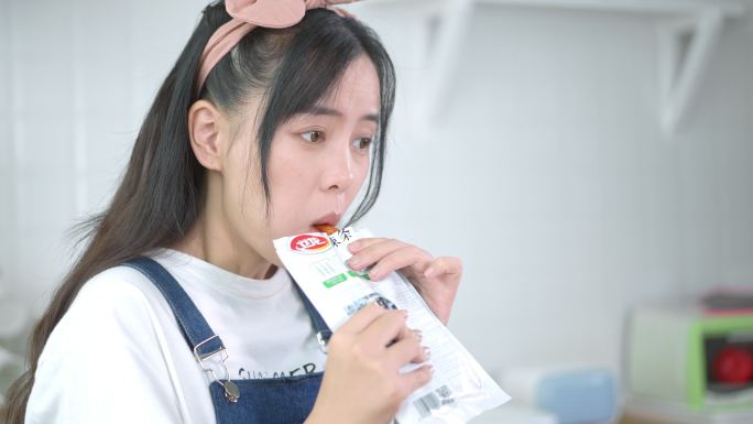 女孩子吃零食吃东西