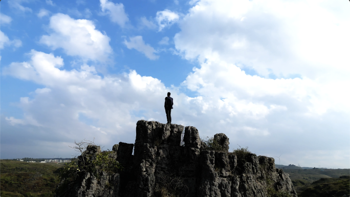 登峰造极成功登顶人物剪影拥抱希望勇攀高峰