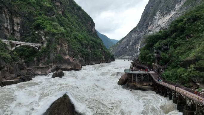 航拍金沙江虎跳峡