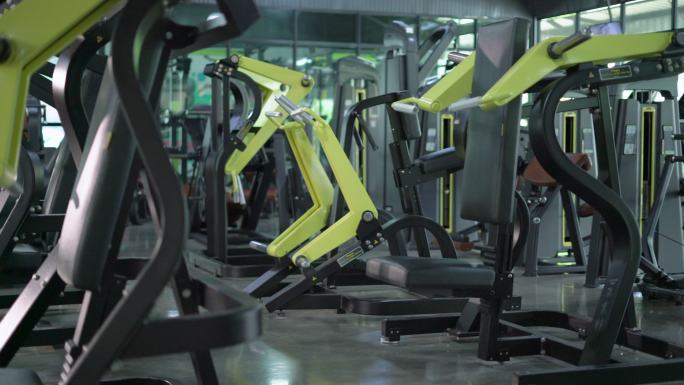 空健身房中的机器健身器械
