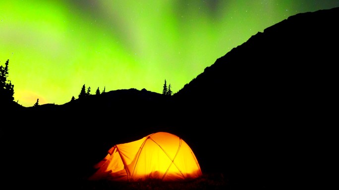 北极光下的发光帐篷