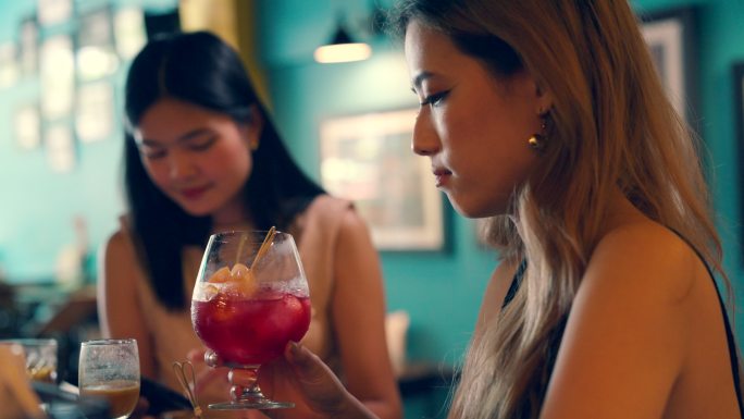 年轻的亚洲酒友们晚上在酒吧和餐馆聚会到深夜。
