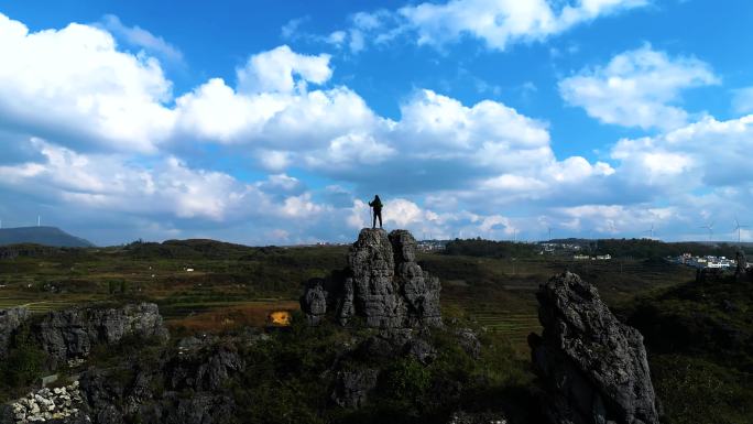 背包客登高望远旅行探险山顶远行生活的意义