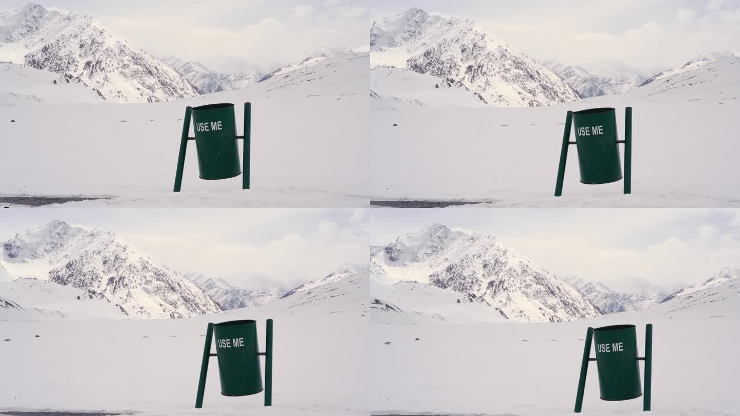 喀喇昆仑公路雪山背景下的垃圾箱