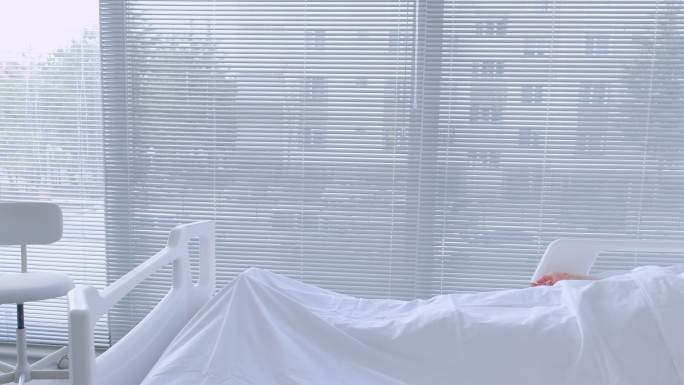 医院病房：成年女性躺在床上，病后完全康复的肖像。