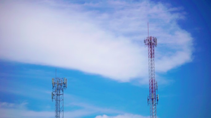 两座白云蓝天的通信塔