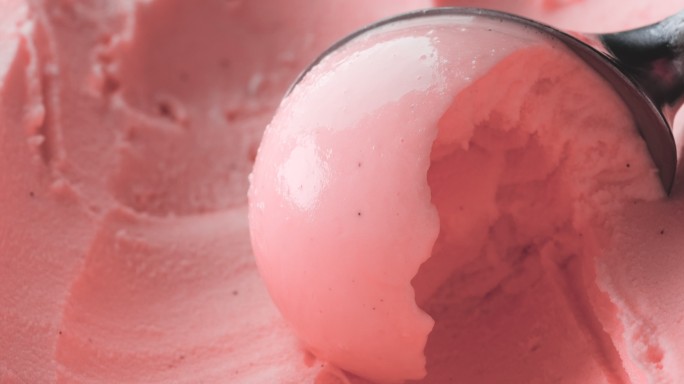 铲草莓冰淇淋食用