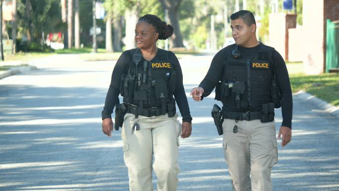 两名多种族警察徒步巡逻社区