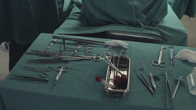 医疗队在手术室进行手术，向上倾斜