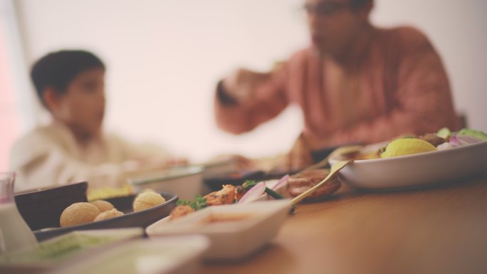 传统印度食品饭桌用手吃饭