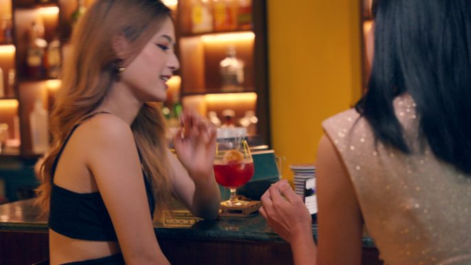 年轻的亚洲酒友们晚上在酒吧和餐馆聚会到深夜。