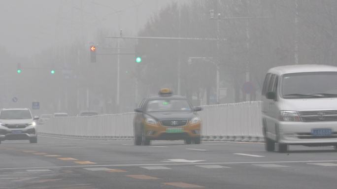 城市雾霾汽车尾气类街道行人戴口罩节能减排