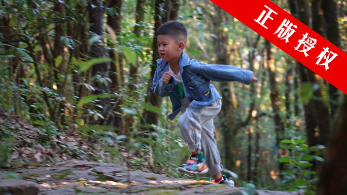 森林里奔跑的儿童