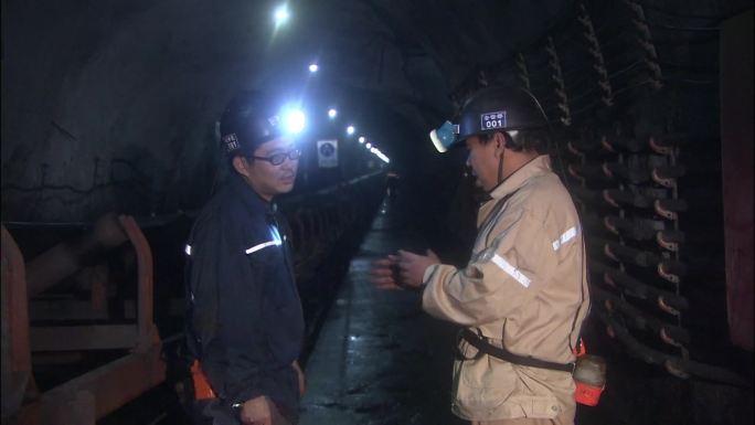 煤矿工人清洁检修运输带 安全第一