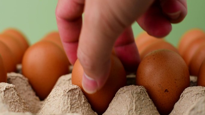视频鸡蛋面板中的鸡蛋从生鸡蛋面板中挑选鸡蛋。