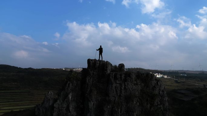 背包客山顶眺望远方登山成功翻山越岭天白云