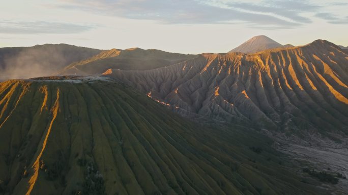 4K：印度尼西亚东爪哇省布罗莫火山口鸟瞰图