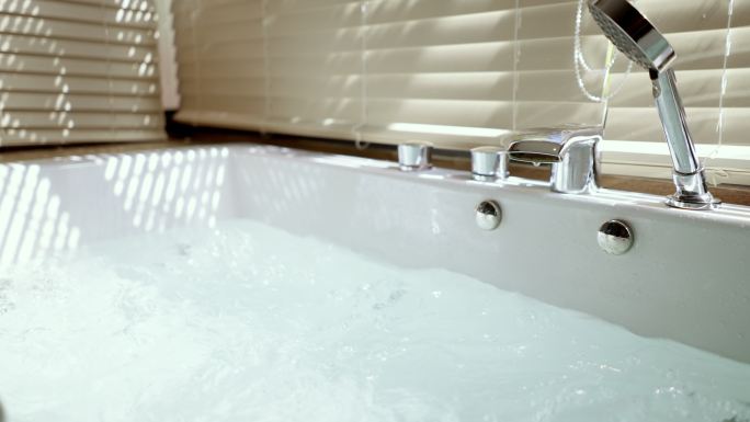 摇床：在美丽的灯光和窗帘的阴影下，浴室里的热水浴缸里泛起涟漪
