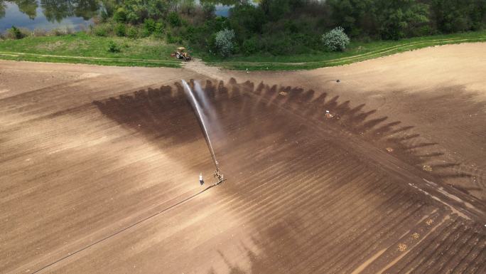 智能农业。播种地的远程控制灌溉设备。