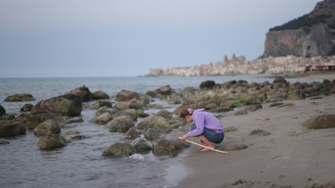 青少年女孩在海滩上玩耍