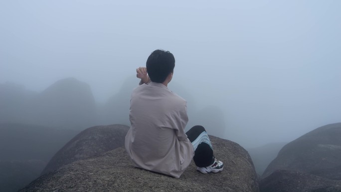 山顶岩石上跳跃的青少年