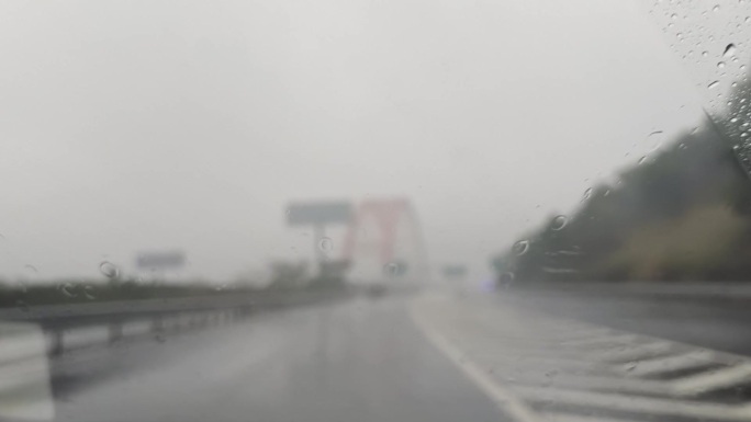 暴雨中驾车行驶在高速公路上