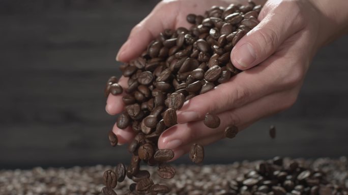 咖啡咖啡豆烘焙手捧咖啡