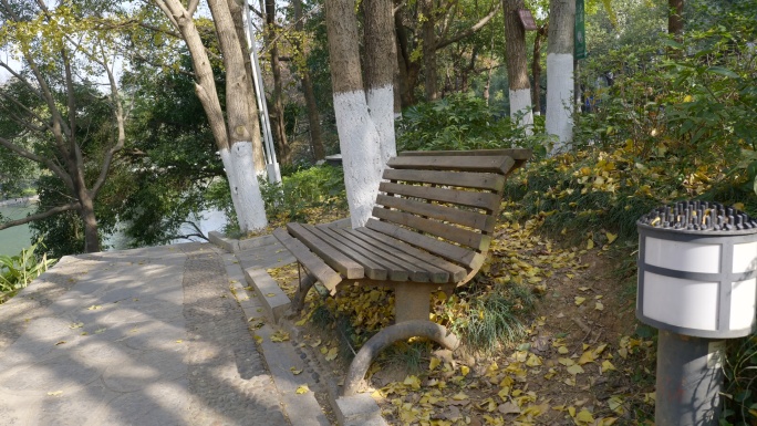 公园里的休息角落长凳