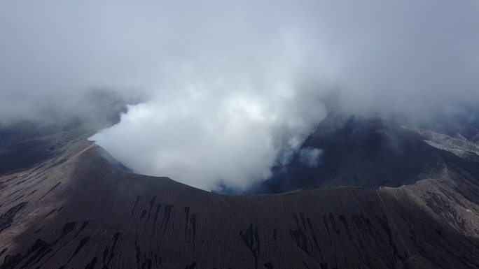 4K：东爪哇布罗莫火山的鸟瞰火山口，印度尼西亚的无人机相机布罗莫火山鸟瞰图