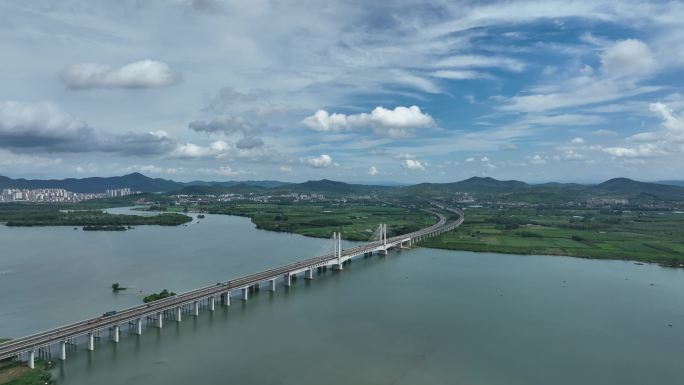 航拍浩吉铁路二广高速襄阳汉江四桥城市风光