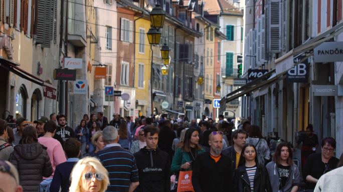 欧洲街头人群 法国安纳西街景