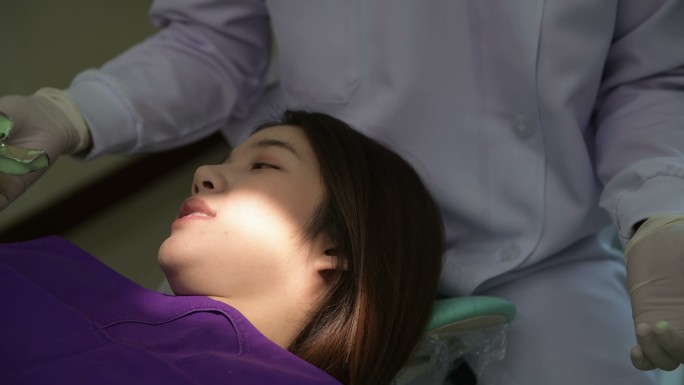 牙医检查患者的牙齿保持美丽的微笑