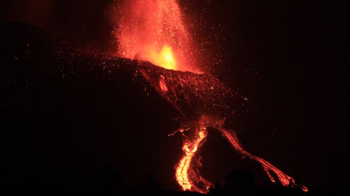 晚上拉帕尔马火山爆发，质量流崩塌。惊人的声音！ IGME无人机在图像的右上角飞行，小绿光。