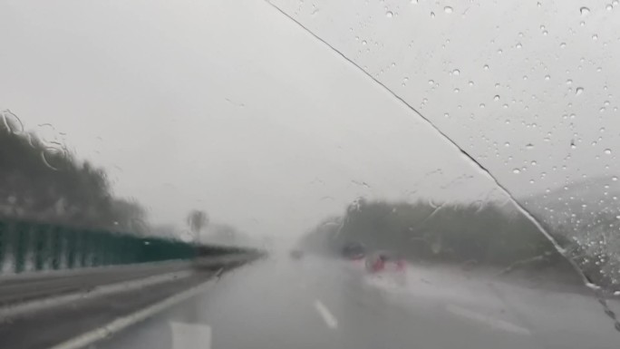 暴雨中驾车行驶在高速公路上