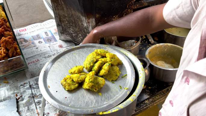 著名的孟买瓦达帕夫由街头小贩新鲜烹制