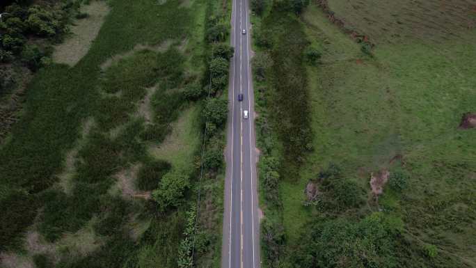 里约热内卢郊外道路上车辆的俯视图