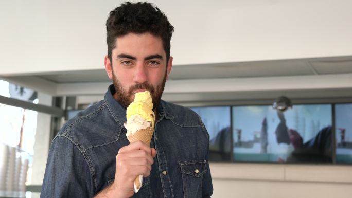 一名男子在冰淇淋店吃冰淇淋