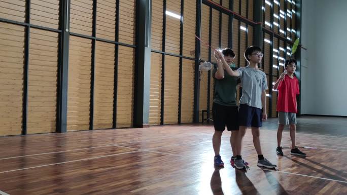 亚洲中国女子羽毛球教练在羽毛球球场教学生