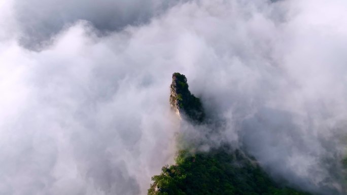 大气航拍神女峰云海红叶奇观