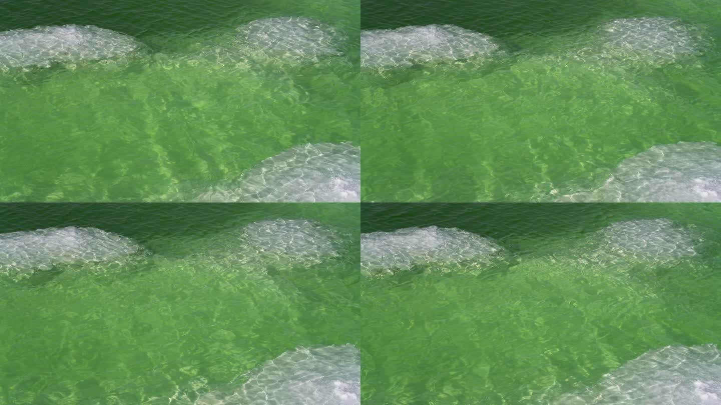 盐湖的无人机视角水面波光粼粼清澈盐湖唯美
