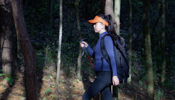 背包客女孩穿越原始森林树林徒步旅行光自然