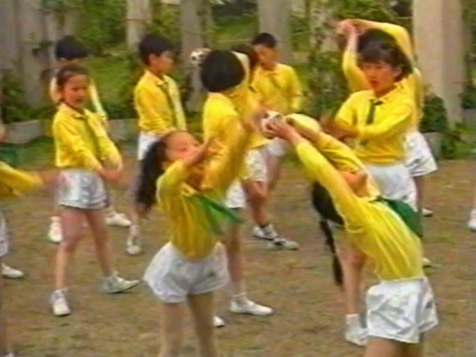 八九十年代学生户外游戏活动传球接力