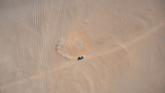 【4K】俯拍车辆在沙地中漂移转圈