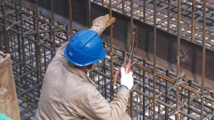 农民工工地工人施工电焊钢筋工绑钢筋