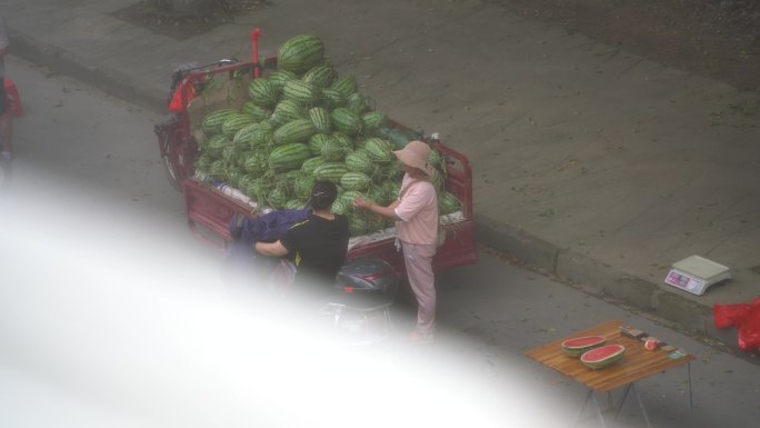 路边卖水果的小贩