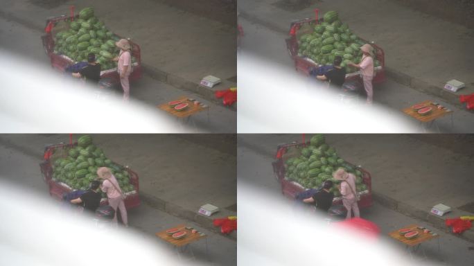 路边卖水果的小贩