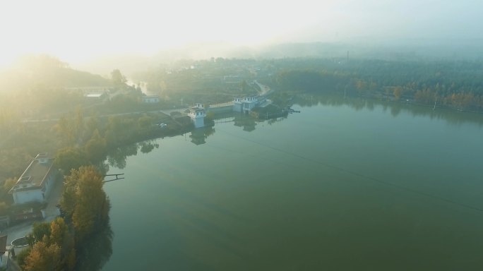 晨雾中的红石峡水库